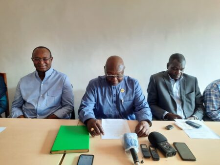 3 leaders du BRDC, à gauche M. Anicet Georges DOLOGUÉLÉ président du parti URCA, au milieu M. Martin ZIGUELÉ président du parti MLPC et à droite M. Mahamat KAMOUN président du BTK lors de la conférence de presse du jeudi 25 septembre 2025 au siège du BRDC.