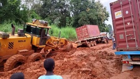 Des camions bloqués sur la route entre Sibut et Damara, dans le village Kangamoté, situé à 10 kilomètres de Sibut après l'effondrement d'un pont