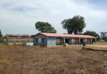 Sam-Ouandja : pendant que les rebelles occupent tranquillement les salles de classe depuis 4 mois, plus de 1000 enfants pourrissent dehors et ne vont pas à l’école. Le ministère de l’Éducation s’en fout École mixte préfectorale de Sam-Ouandja , dans Sam-Ouandja (Vakaga)