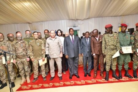 Photo de famille des mercenaires de Wagner avec Touadera et le corps de l'armée après décoration