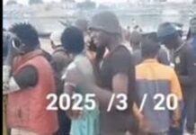 Le HCR abandonne les refugiés centrafricains en Mauritanie , et leur calvaire s’aggrave, même un adolescent centrafricain de 17 ans menotté pendant 10 heures par la police mauritanienne Le HCR abandonne les refugiés centrafricains en Mauritanie , et leur calvaire s'aggrave, même un adolescent centrafricain de 17 ans menotté pendant 10 heures par la police mauritanienne