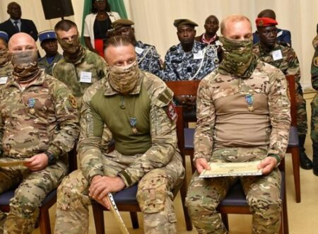 Les heureux mercenaires russes récipiendaires de la société Wagner décorés par le président Touadera