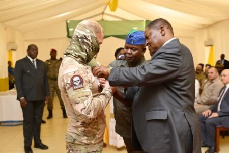 Les mercenaires russes de la société Wagner décorés par le Président Touadera pour leurs bravoures à assassiner massivement les centrafricains