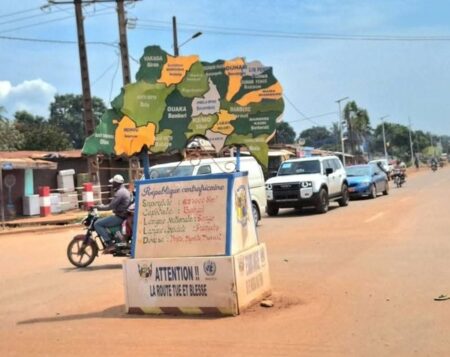Carrefour , Attention ! La route tue, construit par la MINUSCA à Bangui.