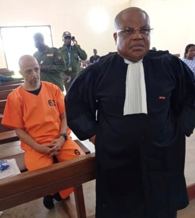 L'expert humanitaire belgo-portugais Joseph Figueira Martin avec son avocat Nicolas Tiangaye lors de son procès à la cour d'appel de Bangui