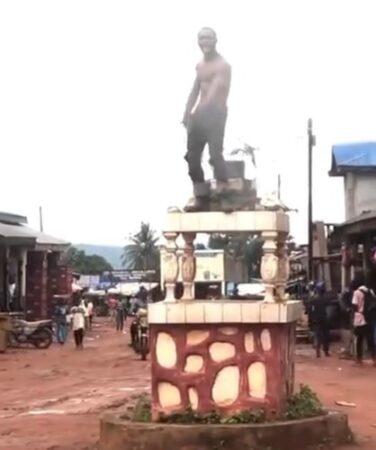 Le jeune homme, petit fou de Berberati qui crie au nom de Touadera de quitter le pouvoir