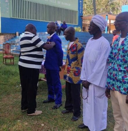 Le sous-préfet de Bambari Martin Kossi en train de décorer les nouveaux chefs des quartiers de Bambari