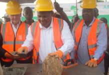 Saifee Durbar, l’escroc qui a déjà trompé Touadéra quand il était Premier ministre, revient aujourd’hui lui vendre un train fantôme Saifee Durbar, l’escroc qui a déjà trompé Touadéra quand il était Premier ministre, revient aujourd’hui lui vendre un train fantôme