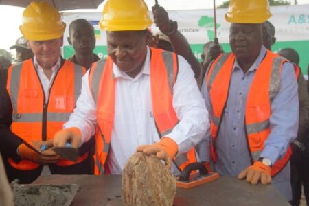 Pose de première pierre de la construction du siège de la société Trans African Railways au village Pani au Pk30 de Bangui route Boali
