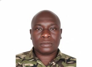 Le commandant Lamtagué, directeur de sécurité de l’IMC, se reconverti en guichetier des permis de conduire sur les chantiers miniers de Rondi et de Gobolo Sur le chantier minier de Rondi, dans la Nana-Mambéré, le commandant LAMTAGUÉ et ses hommes instaurent un système d’esclavage contre leur propres compatriotes centrafricains