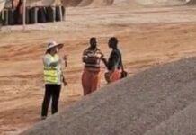 Site minier chinois de Yaloké : quand les soldats FACA transforment des pères de famille en serpents Des-camions-sur-le-site-minier-chinois-de-Gaga-dans-lOmbella-Mpoko - Centrafrique : Touadéra et la SOPANCA, une alliance dans la quête mafieuse de l'or