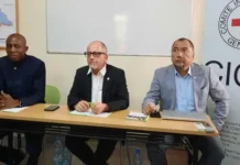 Crise humanitaire au sud-est : le CICR déploie une assistance d’urgence à Zémio A gauche M. Cyrille Jean Noël Gbate, coordonnateur communication du CICR, au milieu M. Philippe Beauverd, chef sortant de la délégation du CICR ne République centrafricaine et à