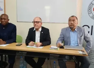 Crise humanitaire au sud-est : le CICR déploie une assistance d’urgence à Zémio A gauche M. Cyrille Jean Noël Gbate, coordonnateur communication du CICR, au milieu M. Philippe Beauverd, chef sortant de la délégation du CICR ne République centrafricaine et à