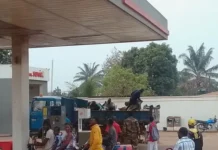Voilà! Ça commence très mal. 24 heures après la validation du Conseil constitutionnel pour le troisième mandat illégal de Touadéra : Les Centrafricains, affamés, se ruent sur un camion poubelle Voilà! Ça commence très mal. 24 heures après la validation du Conseil constitutionnel pour le troisième mandat illégal de Touadéra : Les Centrafricains, affamés, se ruent sur un camion poubelle