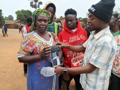 Dilapoko : lutte contre la désinformation ou propagande,  le sens réel de la distribution de radios par la MINUSCA