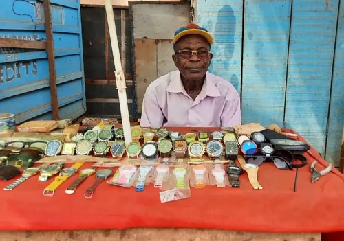 Monsieur SIADA Samuel, réparateur des montres depuis 1986 au marché Gawi dans le 3ème arrondissement de la ville de Bangui.