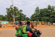 Bangui au rythme des motos-voleurs : les pickpockets prolifèrent partout dans la capitale et les Banguissois ne savent plus à quel saint se vouer Bangui : Piégée en plein jour sur un taxi-moto, une jeune mère échappe de justesse à son kidnapping par des bandits