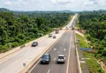 Le dictateur de Bangui, Faustin-Archange Touadera, dans sa folie, promet encore la construction de 1249 km d’autoroute pendant que 12 km à Bangui pourrissent depuis 4 ans Le dictateur de Bangui, Faustin-Archange Touadera, dans sa folie, promet encore 1249 km d’autoroute en rêve à 1400 milliards FCFA pendant que 12 km à Bangui pourrissent depuis 4 ans