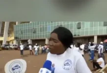 De la précarité à la reconnaissance envers Touadera : Le témoignage d’une citoyenne qui enflamme les réseaux sociaux De la précarité à la reconnaissance envers Touadera : Le témoignage d'une citoyenne qui enflamme les réseaux sociaux