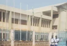 Septième République ou septième arnaque ? Quand NDOKOULA Clarisse, professeure d’histoire au lycée de Miskine, frappe dur pour arnaquer ses élèves : 5 000 francs ou 0 sur 20 Septième République ou septième arnaque ? Quand NDOKOULA Clarisse, professeure d’histoire au lycée de Miskine, frappe dur pour arnaquer ses élèves : 5 000 francs ou 0 sur 20