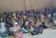 À Ouanda-Djallé, des enfants assis à même le sol dans une école pour prendre les cours À Ouanda-Djallé, des enfants assis à même le sol dans une école pour prendre les cours