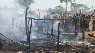 OUANDA-DJALLÉ : L’URGENCE HUMANITAIRE PRÉVISIBLE DEVIENT UNE RÉALITÉ Centrafrique : incendie sur le site des refugiés de Mpougou à Ouanda-Djallé, plusieurs habitations brûlées