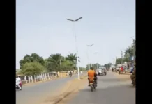 Voilà la vérité : 500 mètres de route en deux mois à Bangui . Le rythme pathétique des travaux du pouvoir Voilà la vérité : 500 mètres de route en deux mois à Bangui . Le rythme pathétique des travaux du pouvoir
