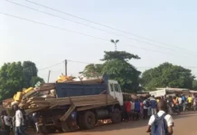 Flash info : un apprenti chauffeur perd la vie dans un accident de maintenance au quartier Galabadja à Bangui Flash info : un apprenti chauffeur perd la vie dans un accident de maintenance au quartier Galabadja à Bangui