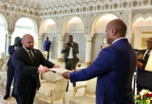 Né en 1995 au Liban, le plus jeune consul honoraire de la RCA vient de prendre officiellement ses fonctions. Eh Touadéra! Tu vas nous amener ou? L’ambassadeur_de_la_RCA,_Rayan_El_Akhras,_remettant_ses_lettres_de_créance_au_chef_de_l’Etat_Texte_pLe consul de la RCA, monsieur Rayan remettant sa lettre de créance au Président Gabonais