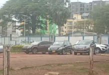 Affaire des véhicules impayés de l’investiture de Touadéra : Le régime dictatorial de Baba Kongoboro joue au chat et à la souris, les propriétaires en colère bloquent le Ministère des Transports Affaire des véhicules impayés de l’investiture de Touadéra : Le régime dictatorial de Baba Kongoboro joue au chat et à la souris, les propriétaires en colère bloquent le Ministère des Transports