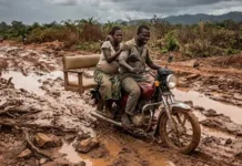 Entre routes impraticables et manque de médecins : Mboki pleure une jeune fille enceinte et son enfant, morte sur la route lors de son transfert à l’hôpital d’Obo Entre routes impraticables et manque de médecins : Mboki pleure une jeune fille enceinte et son enfant, morte sur la route lors de son transfert à l’hôpital d’Obo