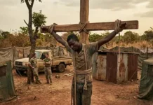 Centrafrique : quand les mercenaires russes instaurent la torture sur la croix comme à l’époque de Jesus dans le Haut-Mbomou Centrafrique : quand les mercenaires russes instaurent la torture sur la croix comme à l’époque de Jesus dans le Haut-Mbomou