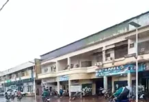 FLASH INFO : Bangui sous les eaux, le centre-ville complètement inondé Le centre-ville de Bangui sous inondation après une petite pluie
