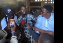 L’imposteur du quartier Gobongo : l’histoire incroyable du faux ressuscité qui a berné tout un quartier de la sortie nord de Bangui. Son vrai père vient d’être retrouvé par la police, et un véritable retournement se produit au commissariat L'imposteur du quartier Gobongo : l'histoire incroyable du faux ressuscité qui a berné tout un quartier de la sortie nord de Bangui. Son vrai père vient d’être retrouvé par la police, et un véritable retournement se produit au commissariat