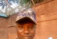 Désormais soupçonné d’avoir tué mystiquement un policier au commissariat central de Bangui, la saga du faux ressuscité se poursuit au commissariat central où la FICU est en panique Désormais soupçonné d’avoir tué mystiquement un policier au commissariat central de Bangui, la saga du faux ressuscité se poursuit au commissariat central où la FICU est en panique