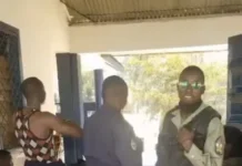 Bangui : LES IMAGES des GENDARMES, BIÈRES À LA MAIN EN TRAIN DE DANSER DANS LEUR BRIGADE PROVOQUENT LE DÉBAT SUR LES RÉSEAUX SOCIAUX DEPUIS UNE SEMAINE Bangui : LES IMAGES des GENDARMES, BIÈRES À LA MAIN EN TRAIN DE DANSER DANS LEUR BRIGADE PROVOQUENT LE DÉBAT SUR LES RÉSEAUX SOCIAUX DEPUIS UNE SEMAINE
