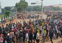 La marche de la honte : Quand le dictateur Faustin-Archange Touadéra tente de sauver son nouveau gouvernement impopulaire par une marche des moutons à Bangui La marche de la honte : Quand le dictateur Faustin-Archange Touadéra tente de sauver son nouveau gouvernement impopulaire par une marche des moutons à Bangui