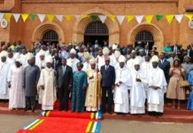 LE TAPIS DE LA HONTE : VOILÀ COMMENT LE DRAPEAU DE LA RCA EST FOULÉ AUX PIEDS À LA CATHÉDRALE DE BANGUI Comment LE DRAPEAU DE LA RCA EST FOULÉ AUX PIEDS À LA CATHÉDRALE DE BANGUI
