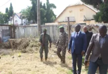 Quand le ministre d’État Evariste Ngamana, le sorcier de Carnot, joue la comédie sur les ruines infestées de serpents du ministère de la Communication Quand le ministre d’État Evariste Ngamana, le sorcier de Carnot, joue la comédie sur les ruines infestées de serpents du ministère de la CommunicationVisite par le sorcier de Carnot du bâtiment abritant le Cabinet ministériel et de l’Agence Centrafrique Presse (ACAP)