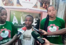 Centrafrique : près de 100 enfants participent au deuxième « Goûter atelier lecture » organisé par l’Action solidaire à Bangui À droite Sarah-Isis Lardenois, au milieu un participant et à gauche Camélia Kossi, lors du deuxième « Goûter atelier lecture » à Bangui