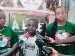 Centrafrique : près de 100 enfants participent au deuxième « Goûter atelier lecture » organisé par l’Action solidaire à Bangui À droite Sarah-Isis Lardenois, au milieu un participant et à gauche Camélia Kossi, lors du deuxième « Goûter atelier lecture » à Bangui