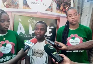 Centrafrique : près de 100 enfants participent au deuxième « Goûter atelier lecture » organisé par l’Action solidaire à Bangui À droite Sarah-Isis Lardenois, au milieu un participant et à gauche Camélia Kossi, lors du deuxième « Goûter atelier lecture » à Bangui