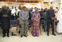 Centrafrique : La mère de Faustin-Archange Touadéra évacuée sanitairement vers Saint-Pétersbourg en Russie De gauche à droite Simplice Mathieu Sarandji, Faustin Archange Touadera, Tina Touadera et Félix Moloua en prière à l'église Apostolique de Lakouanga