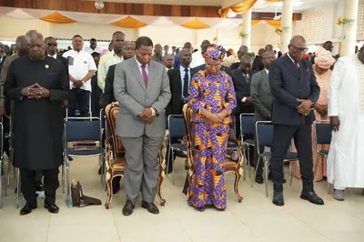 De gauche à droite Simplice Mathieu Sarandji, Faustin Archange Touadera, Tina Touadera et Félix Moloua en prière à l'église Apostolique de Lakouanga