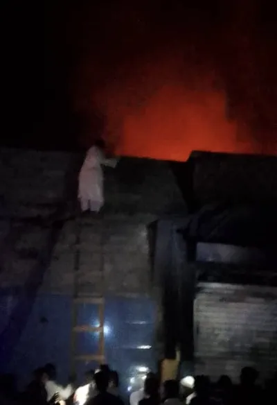Flash Info Bangui : Un incendie en cours au marché Kokoro, plusieurs boutiques détruites