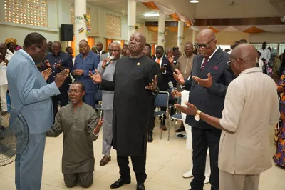 La prière d'action de grâce à l'église Apostolique de Lakouanga. Jean-Pierre Waboué, pasteur et président du conseil constitutionnel à genoux pour rep