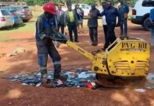 Centrafrique : Quand le ministre-tricheur Aurélien Simplice Zingas fait broyer les téléphones des élèves Les téléphones des élèves confisqués en train d'être broyés