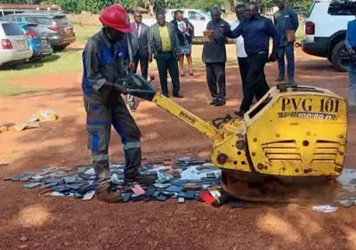 Centrafrique : Quand le ministre-tricheur Aurélien Simplice Zingas fait broyer les téléphones des élèves