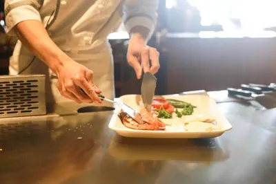 Manger au restaurant tout en gardant une alimentation équilibrée nos meilleures astuces
