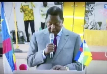Centrafrique : Quand Touadéra sous-traite au Ciel la gestion de son empire Touadera multiplie la prière pour son régime. Ici, il est en train de prier dans une église apostolique de Lakouanga à Bangui